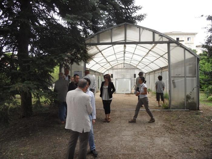 Gruppo di visitatori davanti alla serra durante l&rsquo;inaugurazione della mostra