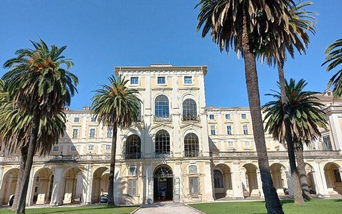 Facciata di Palazzo Corsini incorniciata dalle palme del giardino