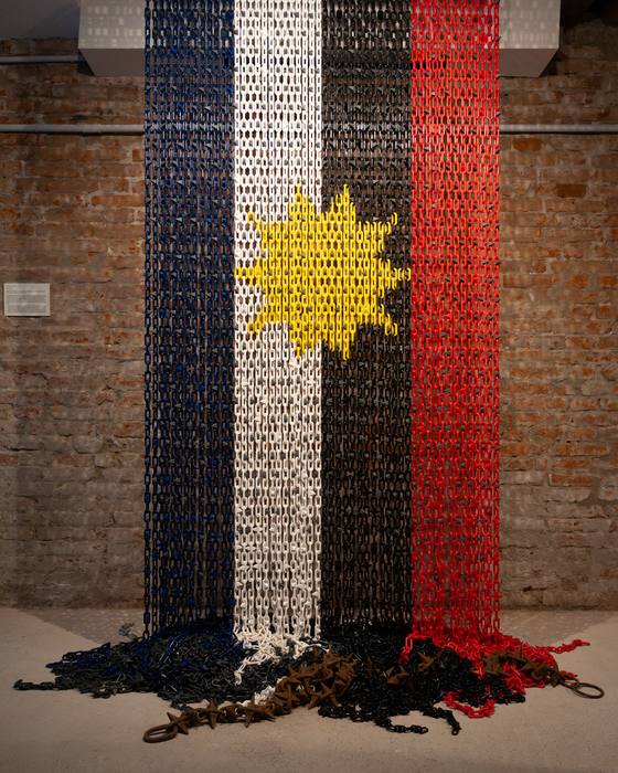 Hanging chain curtain in blue, white, black and red with a yellow star motif